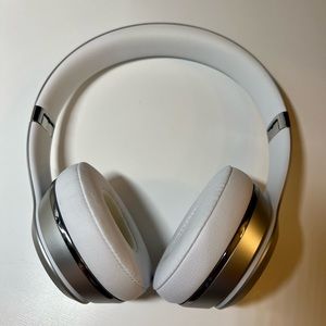 Beats Solo3 wireless headphone in satin silver (new)